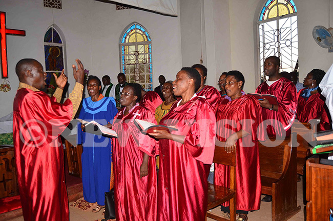 he choir of t tephens hurch of ganda ansana ministering during ev ukomekos thanksgiving service on hursday