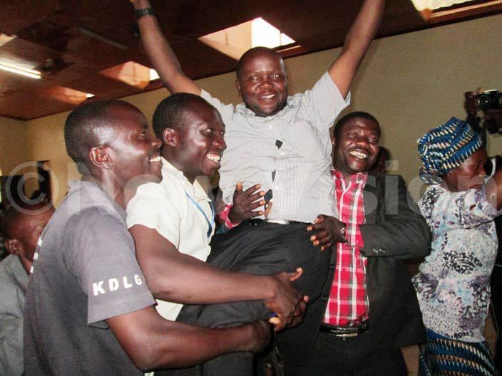  asese 5elect oeffrey ibendire igogo supporters carrying him at the district tally centre  hoto by ohn hawite