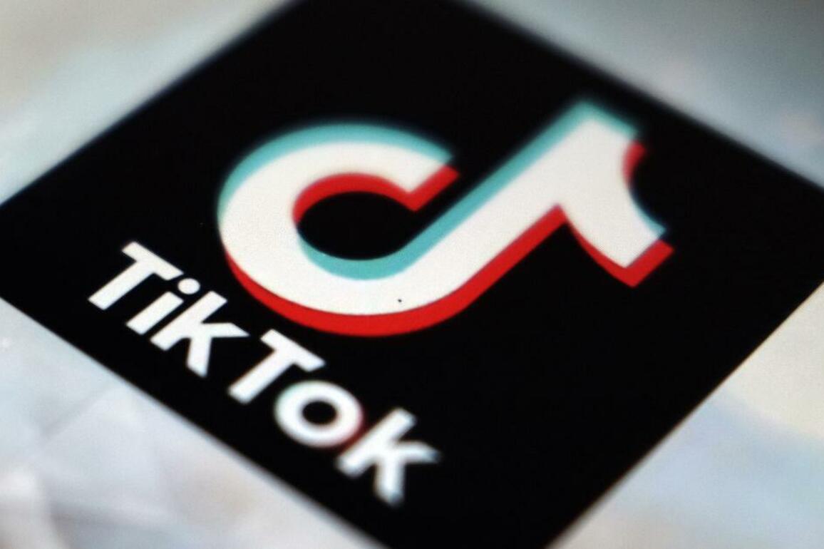 Trump signs executive order to extend TikTok deadline