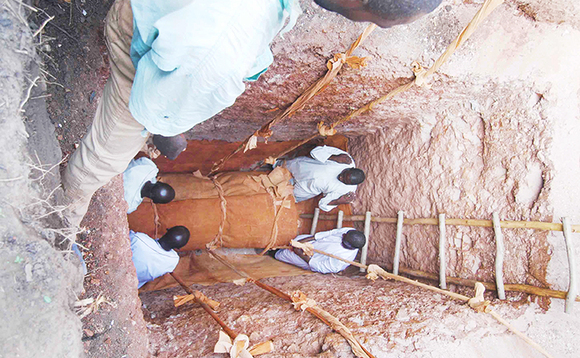 Entaana omwaziikiddwa eyabadde omukulu w'ekika ky'e Nseenene eya fuuti 15, wano ng'Abataka basseeyo ku ddaala okumugalamiza obulungi Entaana omwaziikiddwa eyabadde omukulu w'ekika ky'e Nseenene eya fuuti 15, wano ng'Abataka basseeyo ku ddaala okumugalamiza obulungi