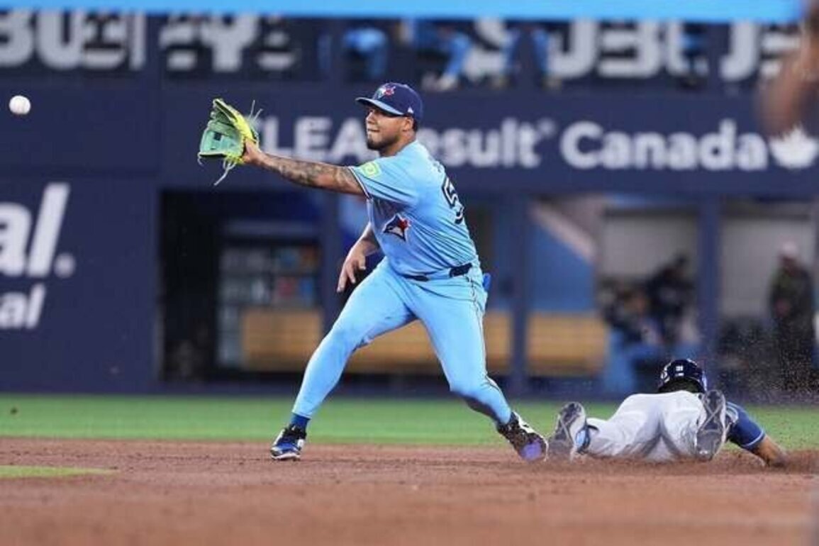 Blue Jays place 2B Lenyn Sosa (wrist) on 10-day injured list