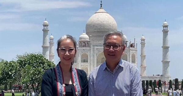 Laos Dy PM visits Taj Mahal along with wife