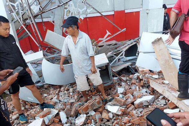 1 dead as 7.6-magnitude quake hits eastern Indonesia, tsunami warning lifted