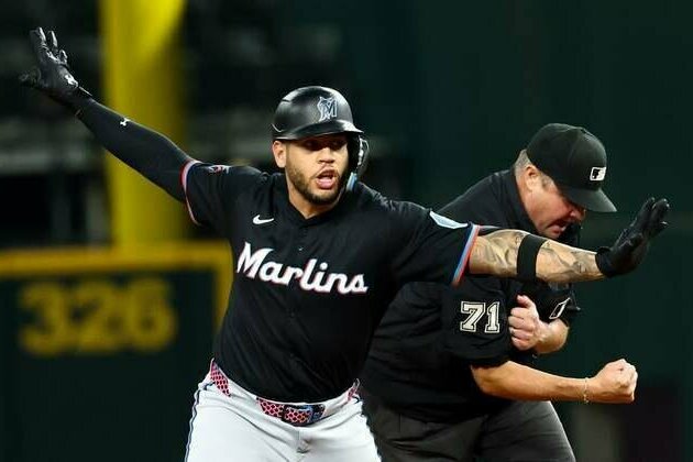 12th-inning uprising sparks Marlins, damages Rangers' playoff hopes