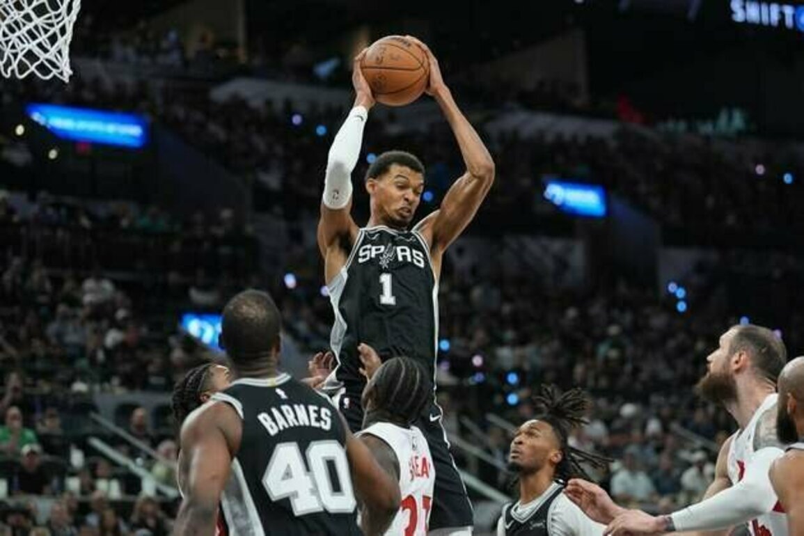 Spurs put Raptors away, off to first 4-0 start since '16