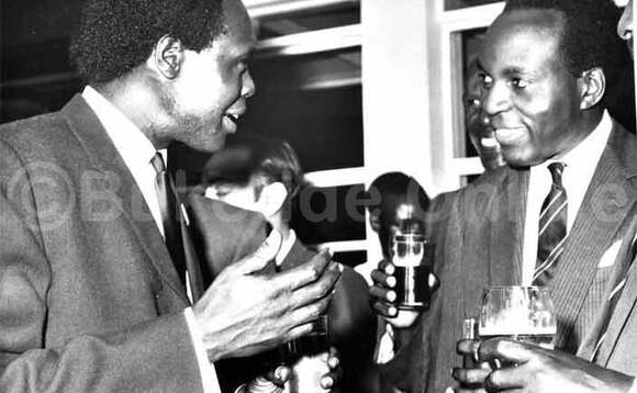 Obote (ku kkono) ne A.D Lubowa mu biseera eby’essanyu ng’ensi tennatabanguka. Obote (ku kkono) ne A.D Lubowa mu biseera eby’essanyu ng’ensi tennatabanguka.