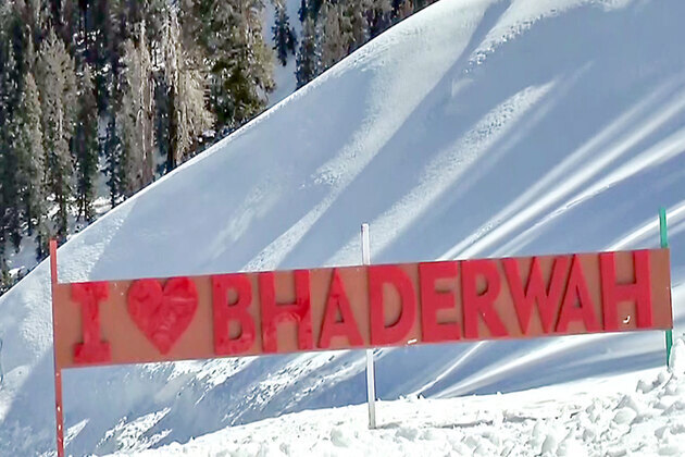 Fresh snowfall at Guldanda in Bhaderwah draws thousands of tourists