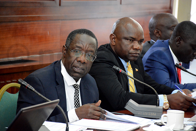 ommittee chairperson efa iwanuka left makes a submission flanked by ra ounty  awrence onga hoto by iriam amutebi