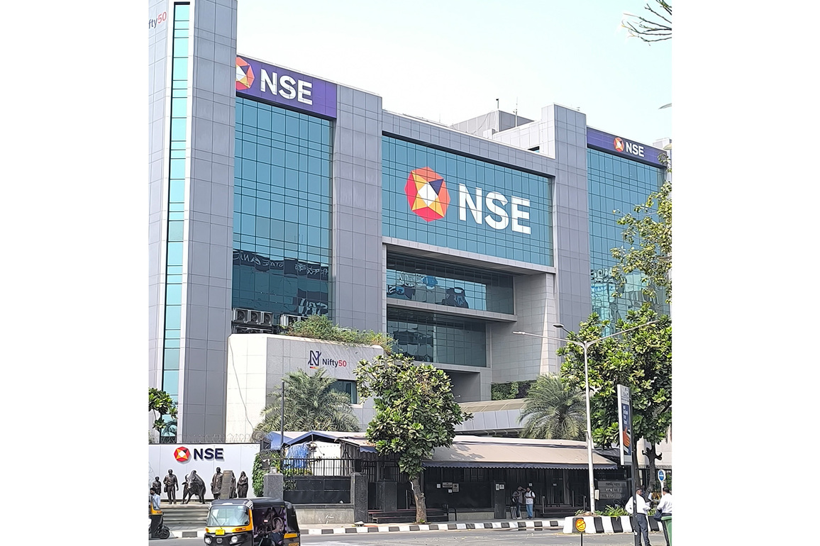 Indian stock market ends with gains amid mixed global cues