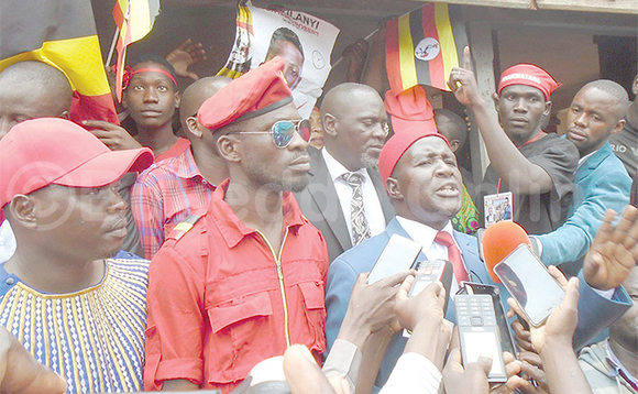 Basalirwa ng’ayogera oluvannyuma lw’okwewandiisa. Amuddiridde mu bimyufu ye mubaka Kyagulanyi (Bobi Wine). Basalirwa ng’ayogera oluvannyuma lw’okwewandiisa. Amuddiridde mu bimyufu ye mubaka Kyagulanyi (Bobi Wine).