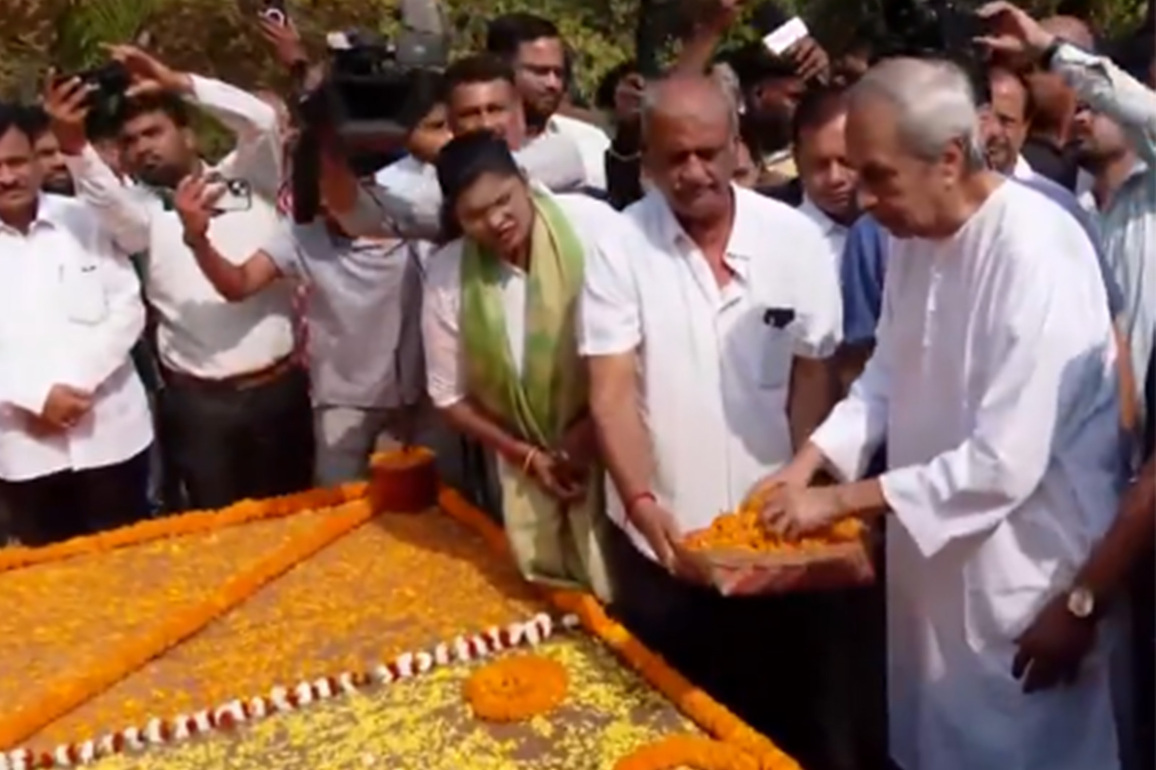 BJD chief Naveen Patnaik pays floral tribute to father Biju Patnaik
