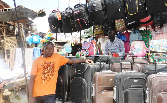 Omusuubuzi wa keesi ng'alaga bw'ategeka keesi n'ensawo by'atunda mu katale k'e Nakawa Omusuubuzi wa keesi ng'alaga bw'ategeka keesi n'ensawo by'atunda mu katale k'e Nakawa