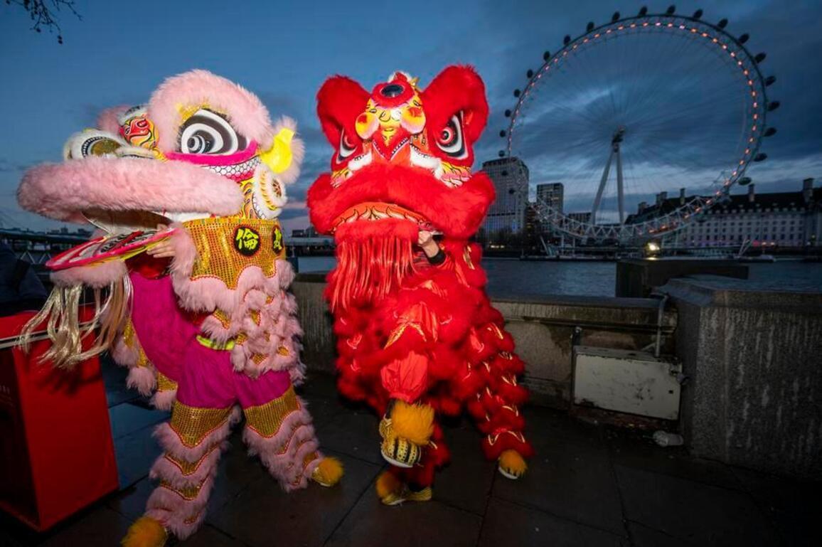 Xinhua Headlines: Chinese tourists soak in festive vibes of Spring Festival across the globe
