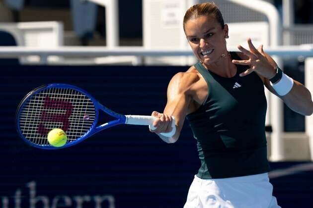 Maria Sakkari upsets No. 1 seed Iga Swiatek in Doha QFs