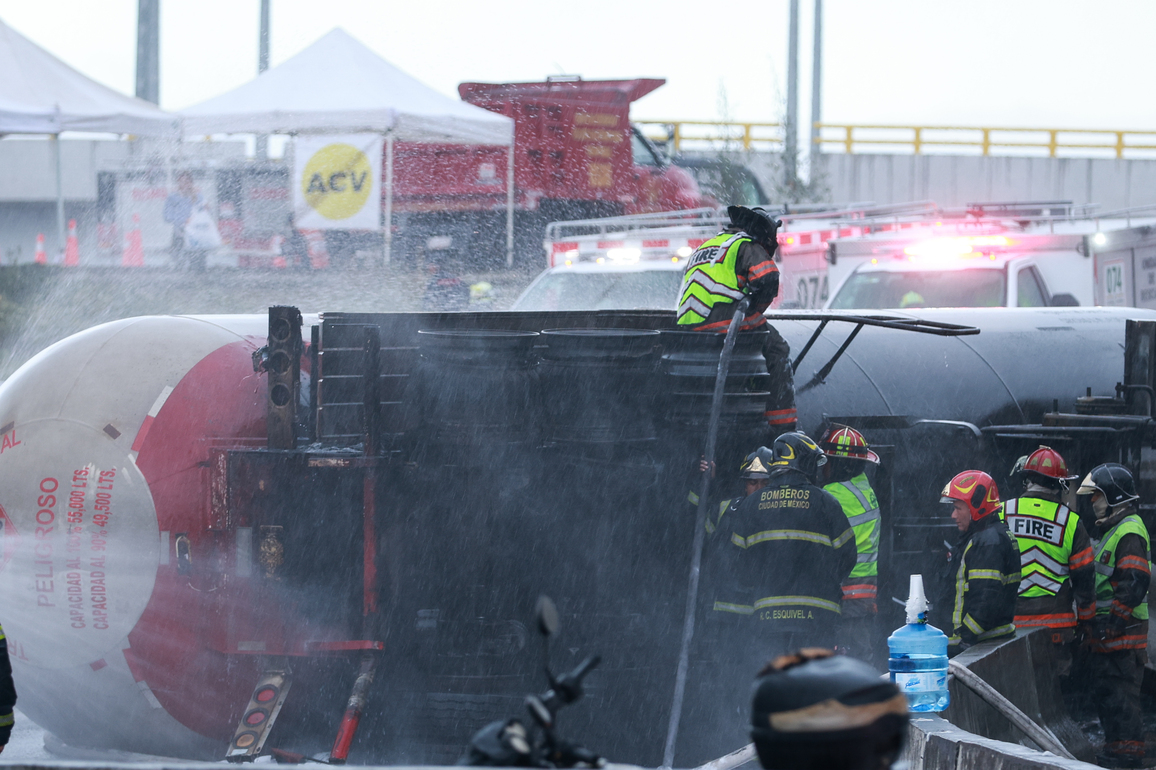 (SpotNews)MEXICO-MEXICO CITY-GAS TANKER TRUCK-EXPLOSION