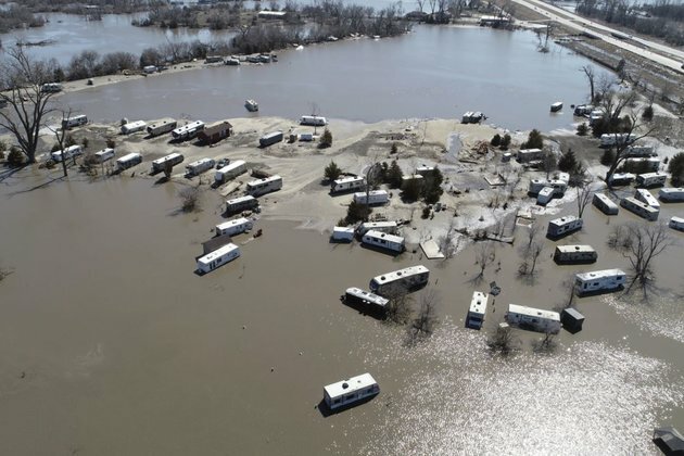 Rail Route Suspended, Evacuations Continue in US Midwest Floods