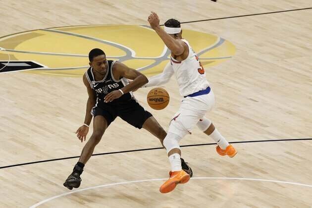 Spurs own worst enemy late in Game 1 loss to Knicks