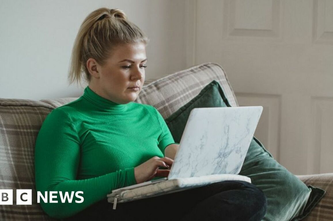 UK jobs market weakens as employment costs grow