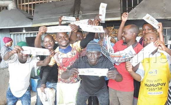 Abamu ku bookya enkoko e Wandegeya nga balaga obukonge bwa Gabula Ssekukkulu bwe bajjuzza. Abamu ku bookya enkoko e Wandegeya nga balaga obukonge bwa Gabula Ssekukkulu bwe bajjuzza.