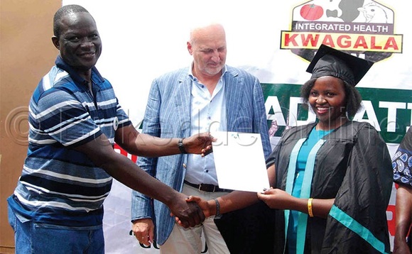Omumyuka w’omubaka wa Budaaki mu Uganda, Anno Galema (wakati) John Makoha akulira ekitongole kya AVIS/SKY mu Uganda (ku kkono) nga bakwasa Nangendo satifikeeti oluvannyuma lw’okutendekebwa okulimira awafunda mu ngeri y’omulembe. Omumyuka w’omubaka wa Budaaki mu Uganda, Anno Galema (wakati) John Makoha akulira ekitongole kya AVIS/SKY mu Uganda (ku kkono) nga bakwasa Nangendo satifikeeti oluvannyuma lw’okutendekebwa okulimira awafunda mu ngeri y’omulembe.