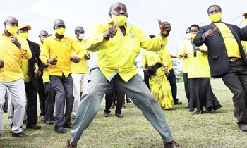 Abamasaaba okuva mu disitulikiti ya Sironko ne Bulambuli abaayanirizza Pulezidenti Museveni ku ssomero lya Masaba SSS. Abamasaaba okuva mu disitulikiti ya Sironko ne Bulambuli abaayanirizza Pulezidenti Museveni ku ssomero lya Masaba SSS.