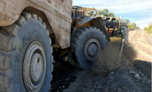 The retaining bolts of the right-hand steering cylinder failed and allowed the retaining pin to fall away.