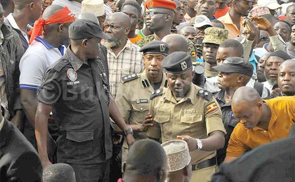 Abaserikale nga baddusa omwogezi wa poliisi, Kayima mu kuziika Kirumira. Abaserikale nga baddusa omwogezi wa poliisi, Kayima mu kuziika Kirumira.
