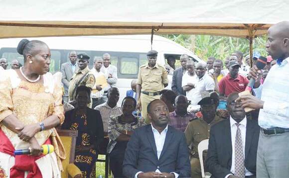 Dr. Batesaki ng’akakasa eky’abasawo b’omu ddwaaliro ly’e Kamuli ekkulu bwe babba emifaliso. Dr. Batesaki ng’akakasa eky’abasawo b’omu ddwaaliro ly’e Kamuli ekkulu bwe babba emifaliso.
