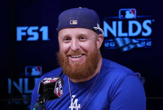 Red Sox officially sign INF/DH Justin Turner