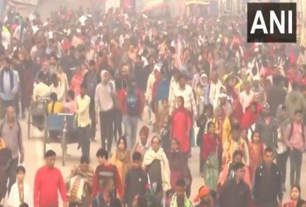 Uttar Pradesh: Devotees continue to arrive in large numbers at Triveni Sangam to take holy dip during ongoing Mahakumbh