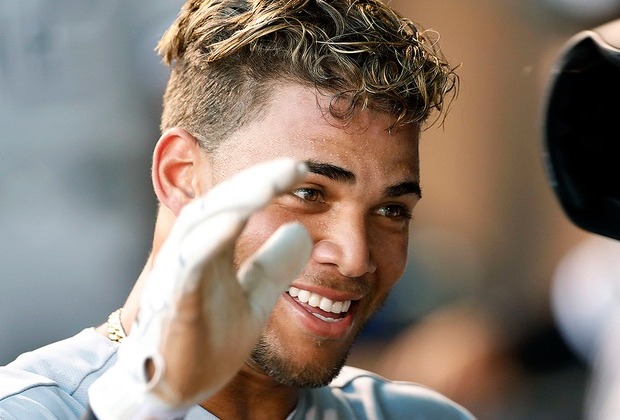 White Sox Yoan Moncada shows off glove skills