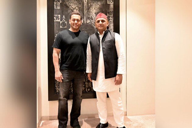 Salman Khan meets Samajwadi Party chief Akhilesh Yadav in Mumbai, pic goes viral