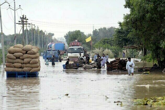 Thousands evacuated as floods swamp eastern Pakistan villages