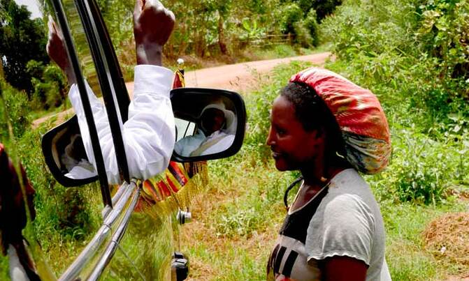 Museveni drives through Gomba villages Museveni drives through Gomba villages