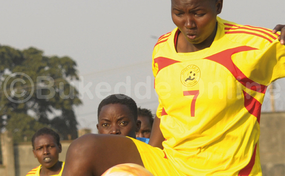 Margaret Namakula owa Buikwe Redstars (mu maaso) ng’attunka ne Jackline Nassali owa She Corprates ku Lwomukaaga. Margaret Namakula owa Buikwe Redstars (mu maaso) ng’attunka ne Jackline Nassali owa She Corprates ku Lwomukaaga.