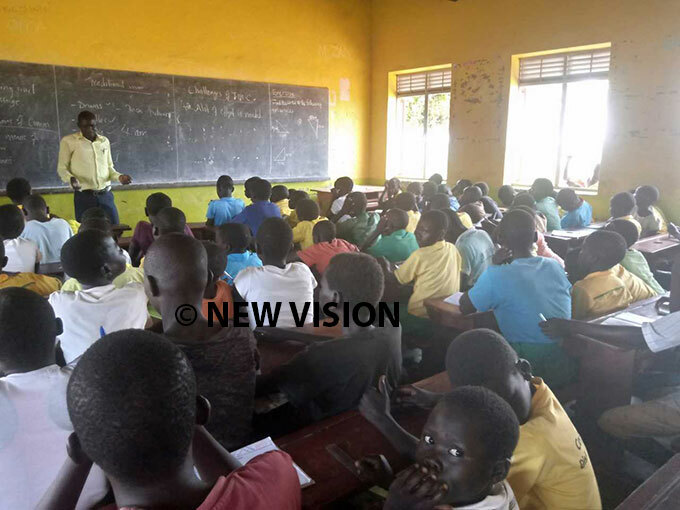   teacher during lessons at wajiji rimary chool hoto by dna iyic