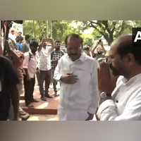 Former VP Venkaiah Naidu arrives at veteran actor Kota Srinivasa Rao's residence to pay tributes