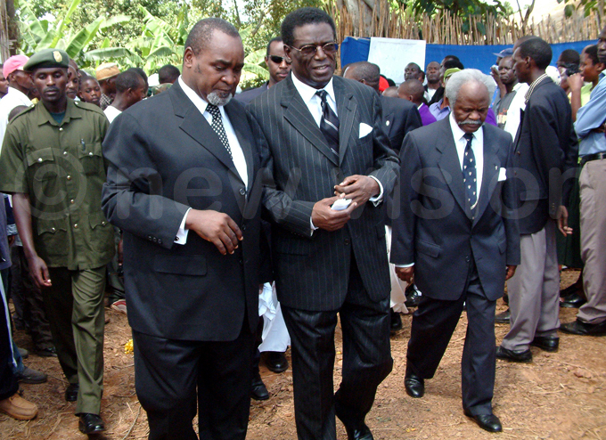 hen ice resident rof ilbert ukenya  semwogerere  and kangi chat as they walk away from the burial site of the ugandas rincess lice pologoma alwango at asubi ombs in ugust 2013