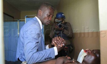 Bobi Wine ne Dan Magic mu ddwaaliro. Bobi Wine ne Dan Magic mu ddwaaliro.