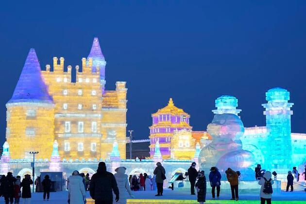 How an army of robots helps build China's "Ice Disneyland"