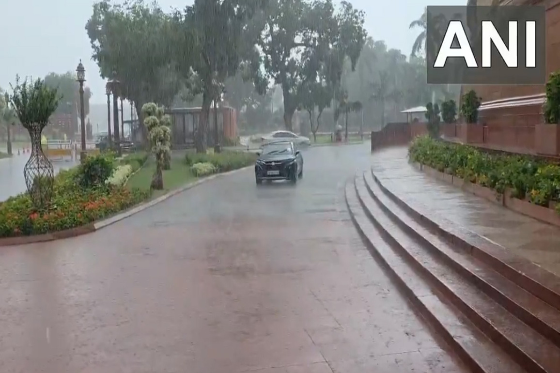 Delhi: Rain lashes parts of city; IMD predicts light rain for next seven days
