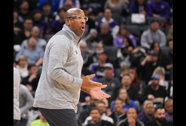 Peers name Kings' Mike Brown Coach of the Year