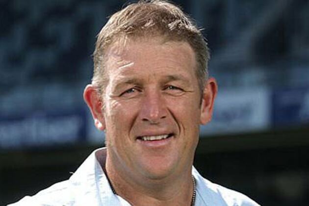 Hear the incredible moment footy great David Schwarz gets into a car accident on live radio