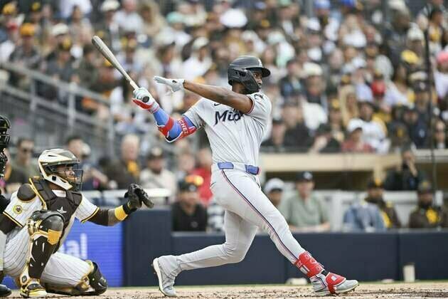 11th-inning wild pitch sends Padres past Marlins
