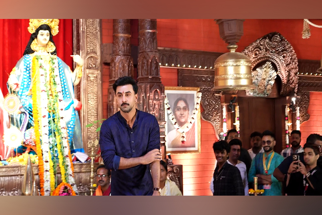 Ranbir Kapoor offers prayers at Durga Puja pandal, meets friend Ayan Mukerji