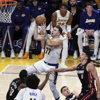 (SP)U.S.-LOS ANGELES-BASKETBALL-NBA-LAKERS VS HEAT
