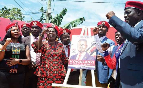 Abawagizi ba NUP nga batongoza ekipande kya Bobi ekipya. Abawagizi ba NUP nga batongoza ekipande kya Bobi ekipya.