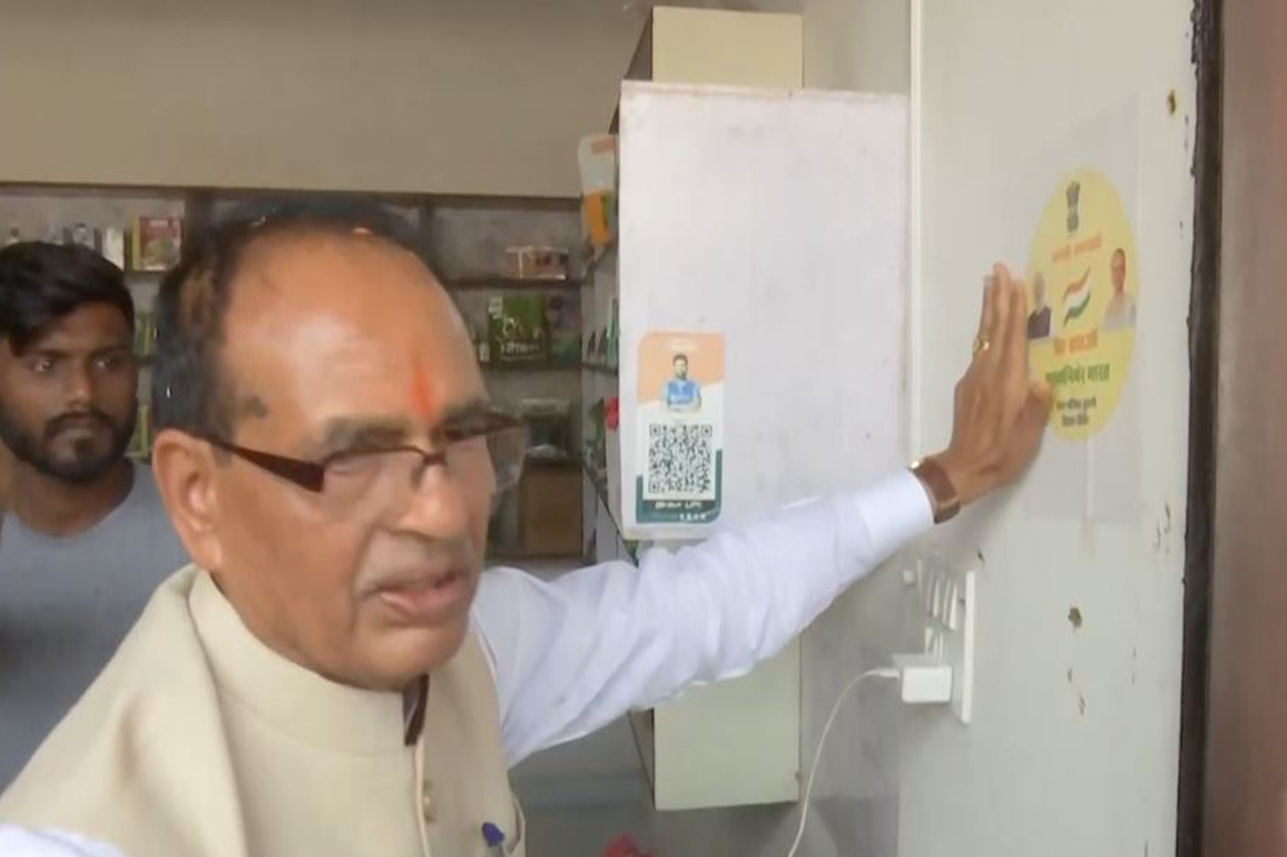 MP: Union Minister Shivraj Chouhan meets shopkeepers, promotes Swadeshi products