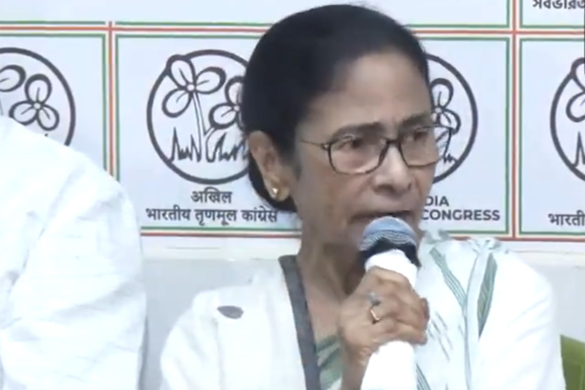 Mamata Banerjee accuses BJP, EC of "looting" democratic rights, says "CEC became villain"