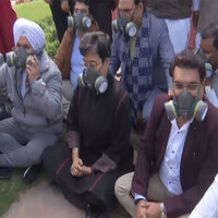 AAP holds protest in Delhi Assembly premises over rising air pollution